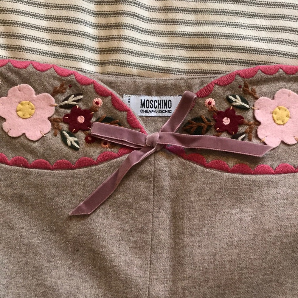 Moschino virgin wool skirt with embroidery size 10